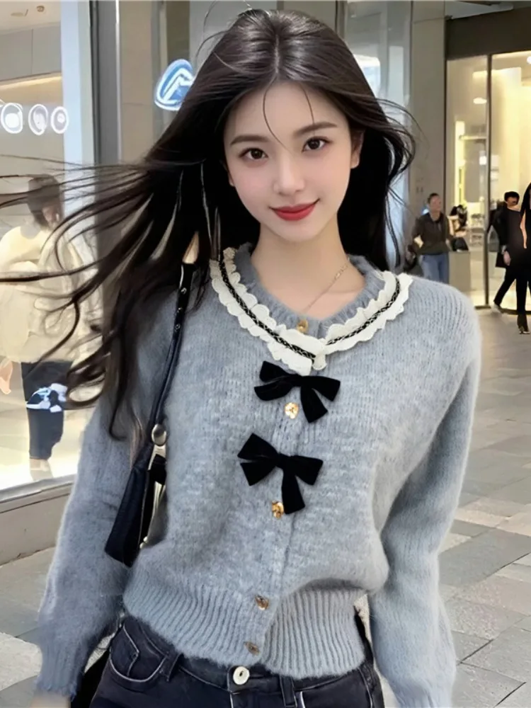 

Мягкий уютный женский вязаный кардиган-свитер на весну-осень с круглым вырезом, кружевным декором, узлом, в милом стиле, свободного кроя, с длинными рукавами