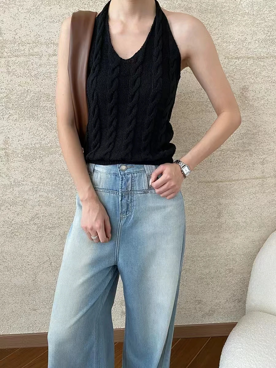 

A Fashionable V-Neck Halterneck Sleeveless Twist Knit Vest Can Be Worn Inside and Out