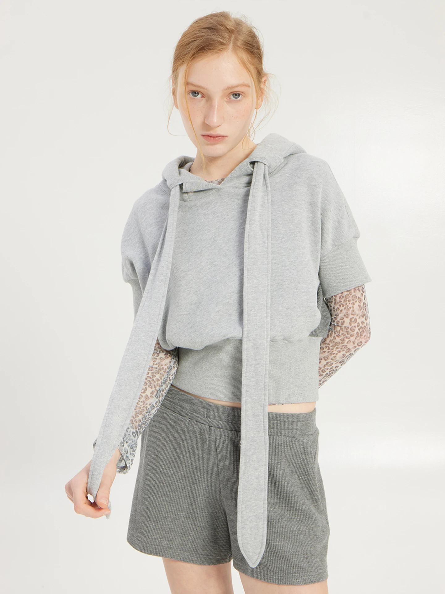 

Комплект Heemmi: Американский спортивный худи и шорты в клетку для женщин, повседневный свободный костюм-двойка для осени, зимы и весны