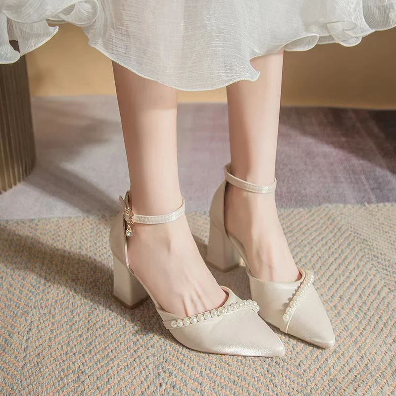 

Новые женские туфли на низком каблуке 2026 года: летние, с острым носком, вырезами и одним ремешком, в корейском стиле