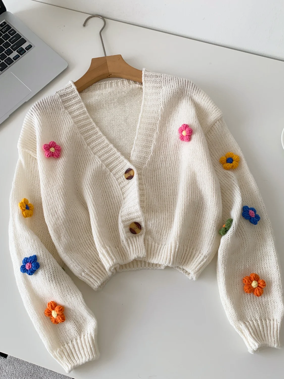 

Женский укороченный вязаный кардиган с цветочным декором в нежном стиле, на пуговицах, с V-образным вырезом, универсальный, с эффектом стройности