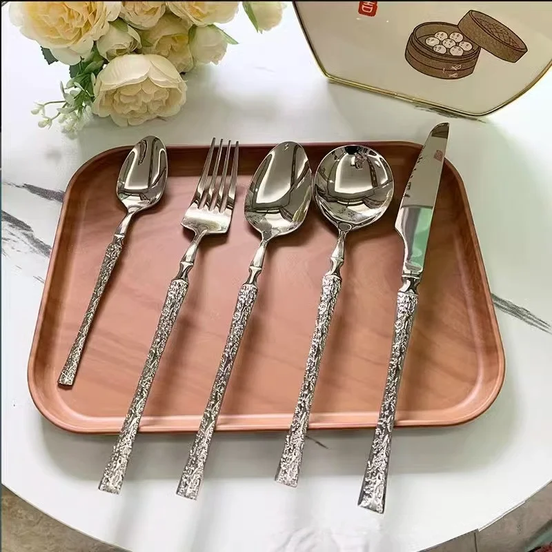 Image 3: Ensemble de couverts en acier inoxydable argenté de 16 pièces avec fourchettes et cuillères, manches martelés créatifs - comprend une cuillère à soupe et une cuillère à dîner