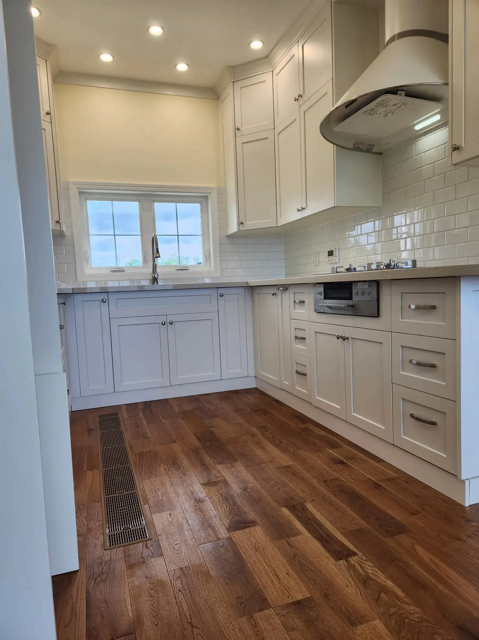 White Country-Style Solid Wood Kitchen Cabinets for Home Use with Simple Style Wardrobe Storage Furniture