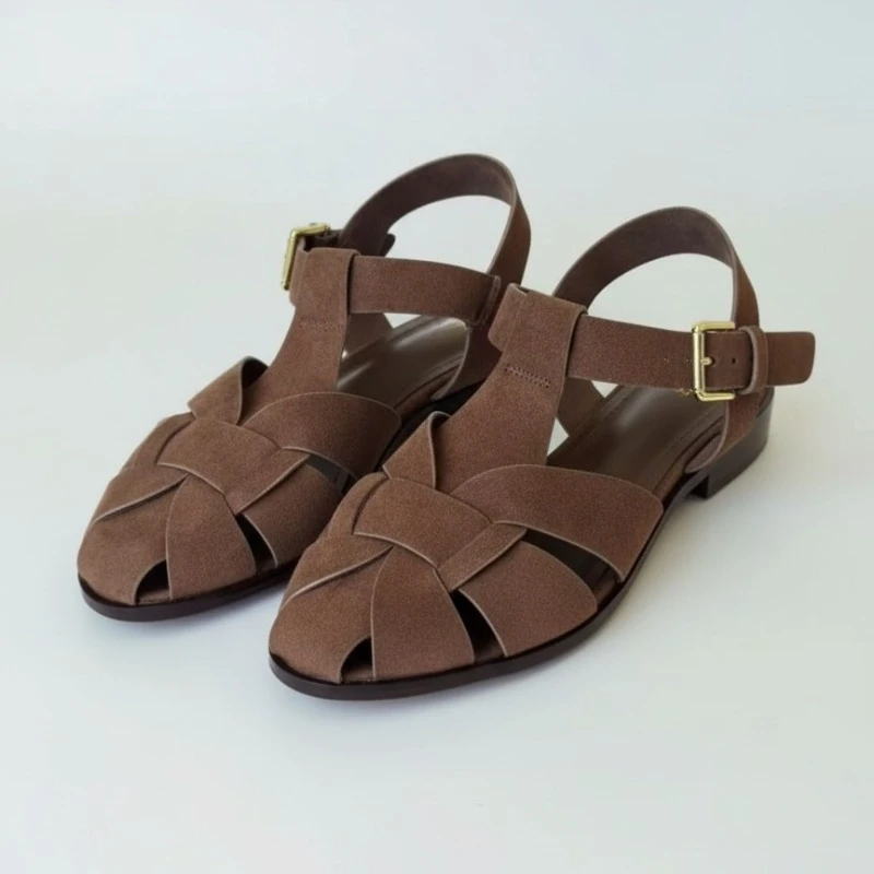

Коричневые замшевые сандалии-гладиаторы для женщин, новинка 2023 года, тканые сандалии на плоской подошве с закрытым носком в стиле ретро, удобная летняя обувь с пряжкой и ремешком