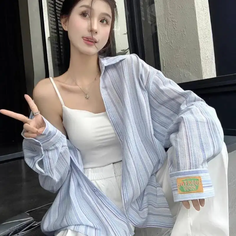 

Розовая полосатая рубашка женская в корейском стиле, свободная блузка на пуговицах с длинными рукавами, женская осенняя новая уличная одежда, повседневные рубашки 2025