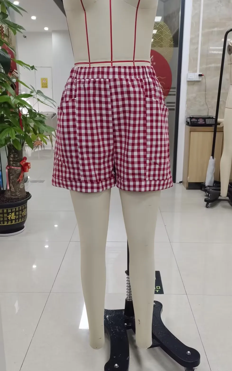 Women's Summer Plaid Shorts Fashionable Casual Elastic Waist Going Out Shorts with Pockets