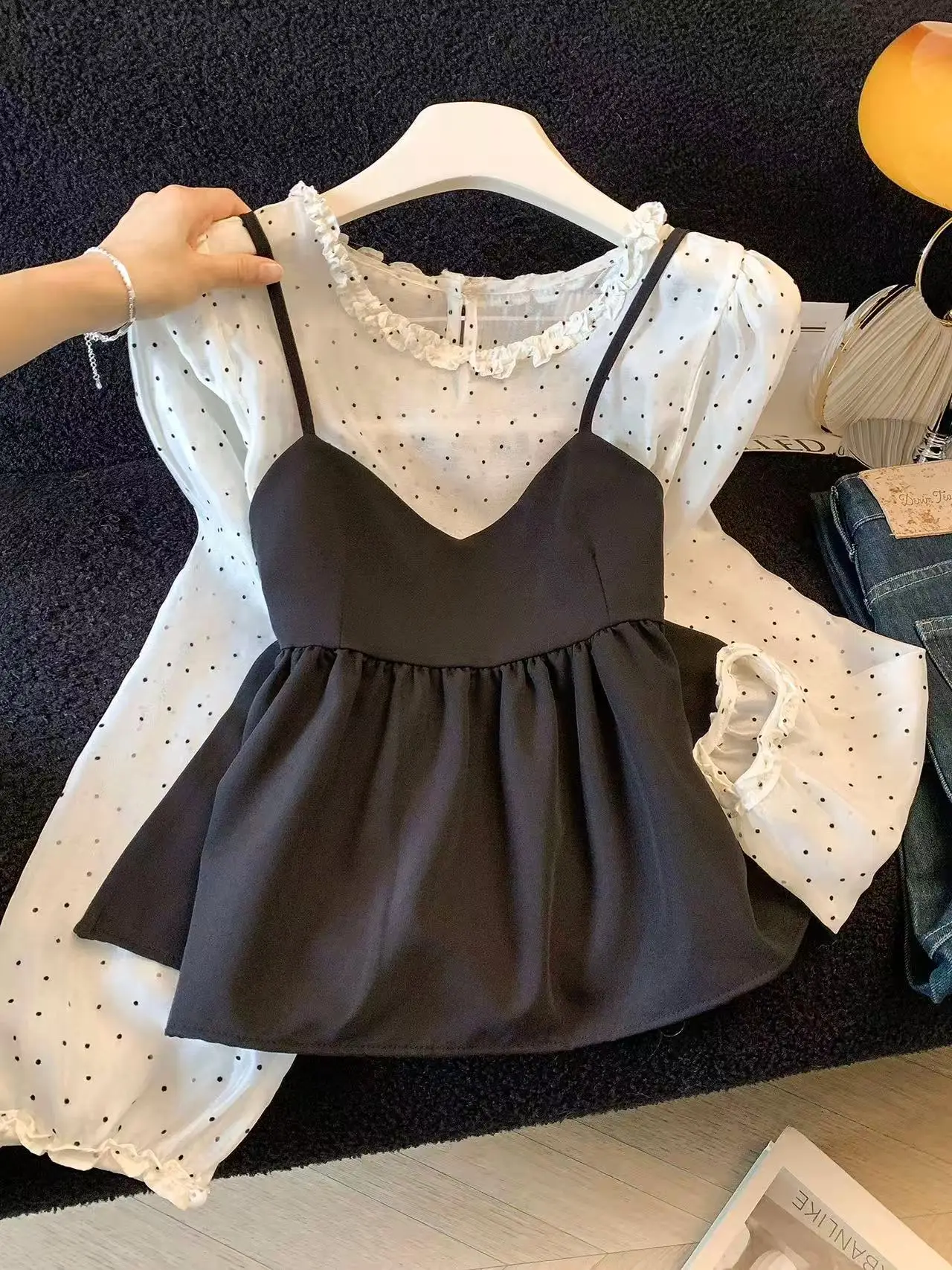 

Женский костюм-двойка для ранней весны: топ в горошек с кружевной отделкой и облегающие брюки, элегантный и стройнящий силуэт