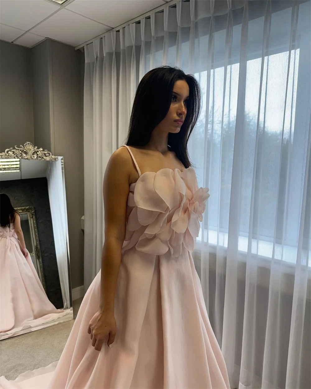 カスタマイズされた白いウェディングドレスシンプルな A ラインコートトレインローブ · デ · マリエエレガントなパーティードレス女性ストラップレススパゲッティストラップ