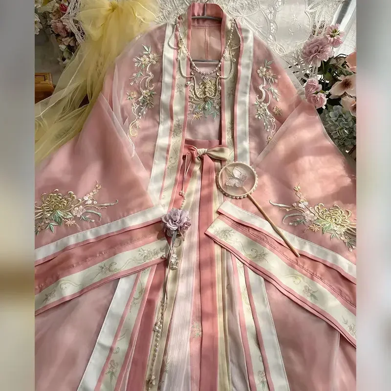 Аутентичный костюм ханьфу с нежными вышитыми узорами, блестками на талии, плиссированной юбкой А-силуэта, винтажным и сказочным стилем.