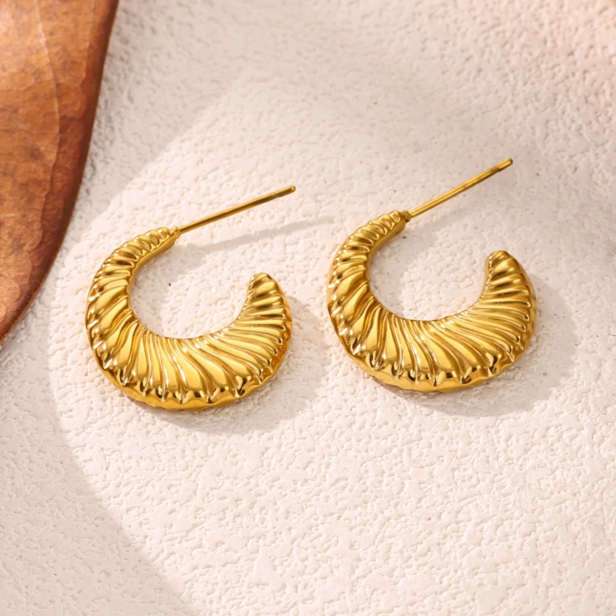 Vintage Goldfarbene Edelstahl-Creolen, gehämmerte geometrische quadratische plissierte klobige Croissant-Ohrringe, Damenschmuck – Detail 14