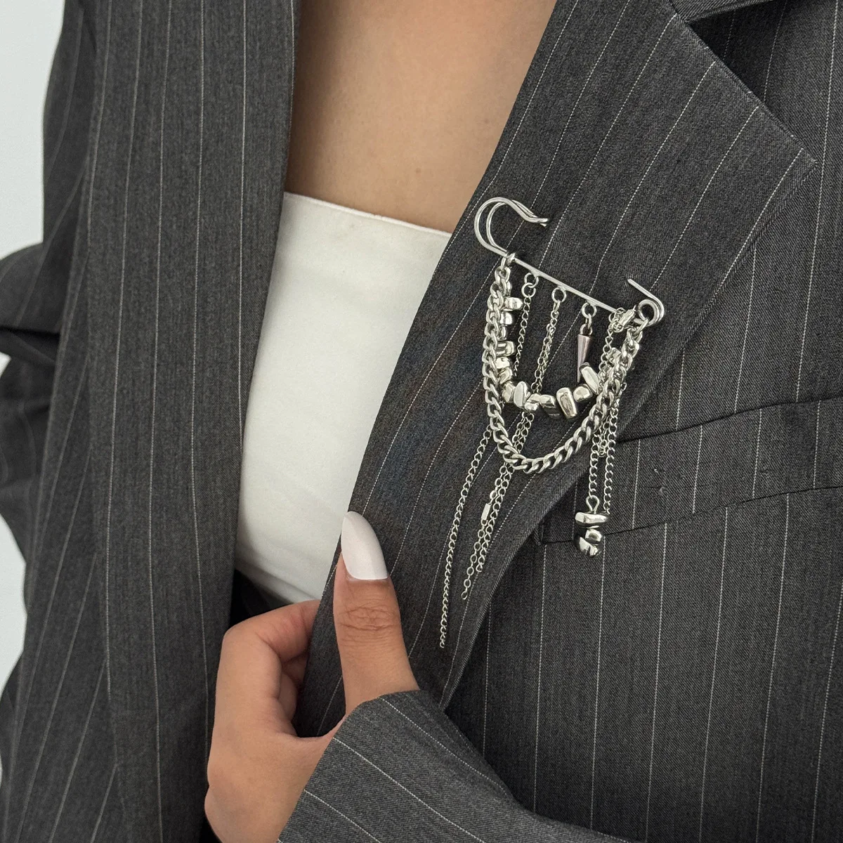 بروش شرابة أنيق وغير منتظم على طراز CCB - إكسسوار جديد ومتعدد الاستخدامات مصمم كخطاف حزام للنساء والفتيات