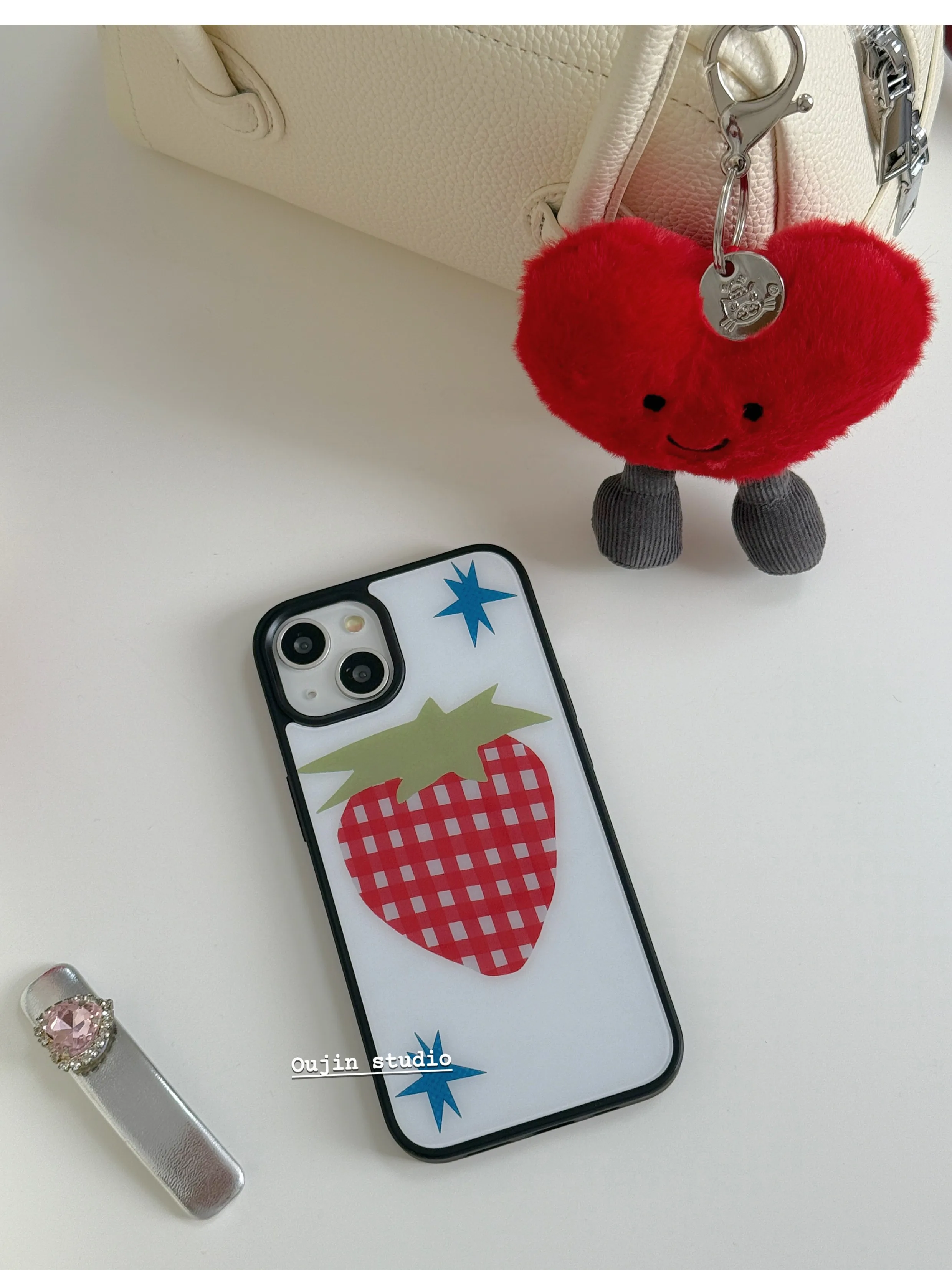 Sayang Strawberry Minji desain yang sama cocok untuk iphone16pro/15pro/13/12/11 casing ponsel Apple penutup pelindung tepi hitam