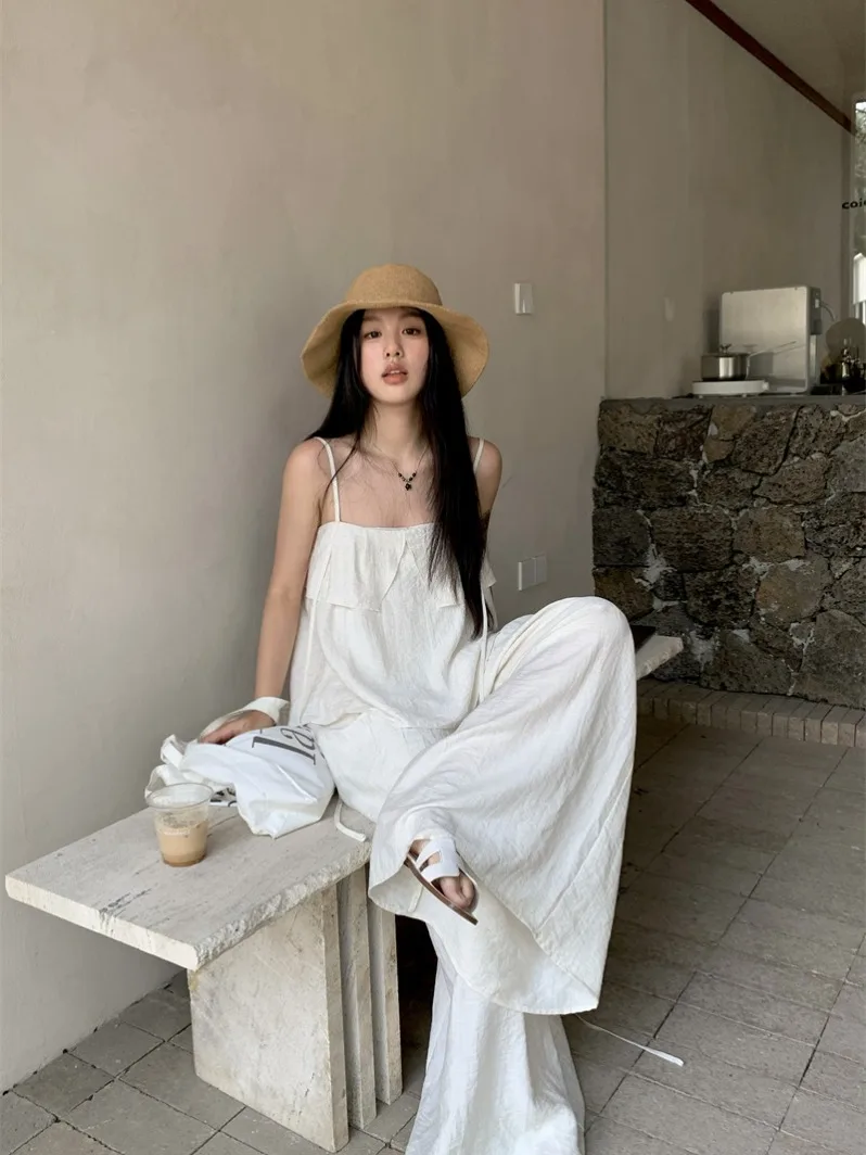 ファッショナブルな白いストラップレスベストとゆったりとしたワイドレッグパンツのカジュアルな夏のツーピースセット、女性のためのエレガントでミニマリストなスタイル