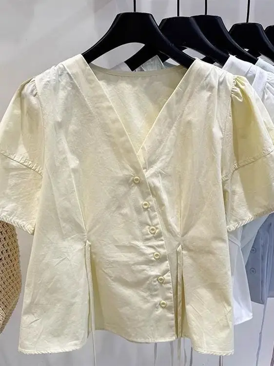 Afslankende kleur Asymmetrische knop V-Ne Summer irt Dames Faion Bubble Sve Top Koreaanse Sle Loose Fit ort S...