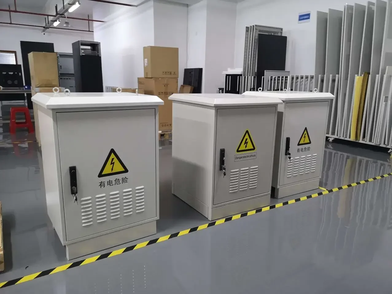 نظام UPS للطاقة الشمسية الخارجية 3KVA IP55 مع بطارية مدمجة وUPS للتبريد والرياح والغبار عبر الإنترنت للطاقة المتجددة