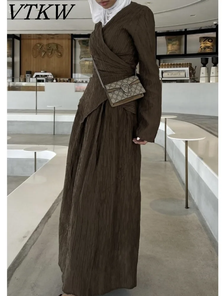 

VTKW морщинистая и наклонная юбка, дизайн весны 2025, новый женский пиджак высокого качества, однотонная свободная длинная юбка, комплект из двух предметов