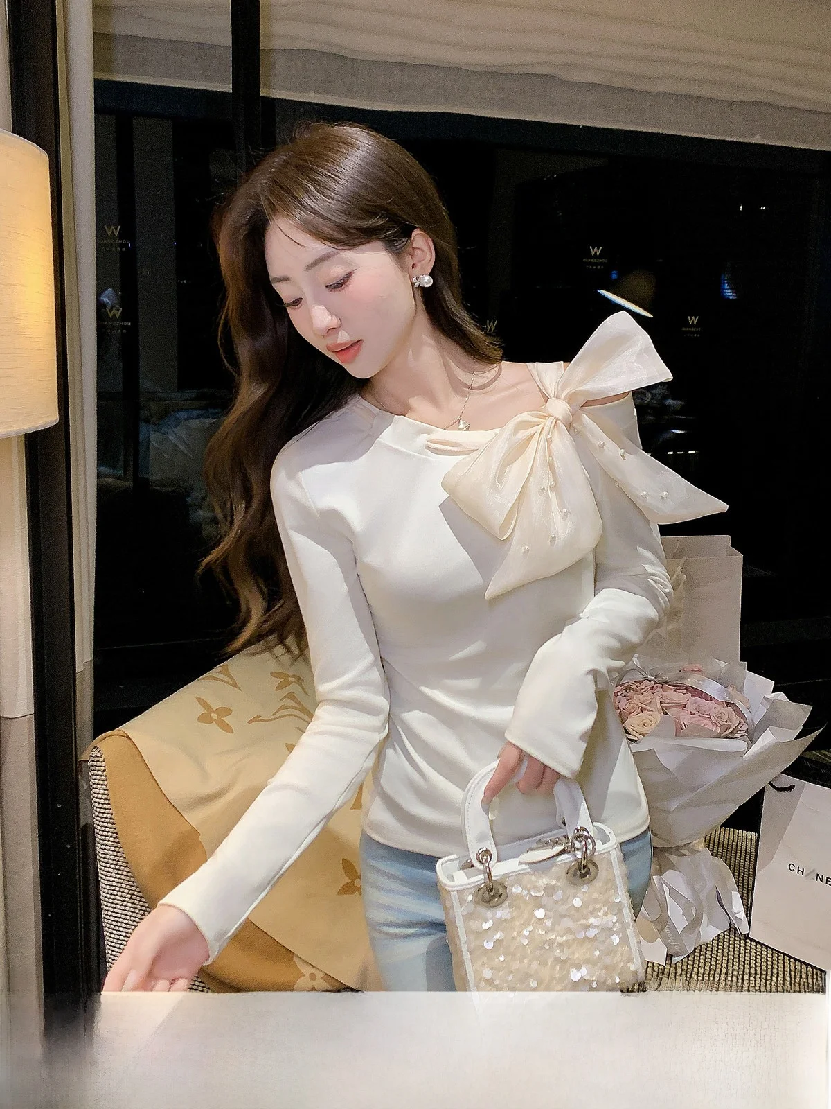 

Женский зимний вязаный свитер Rose Whispers New Year с одним открытым плечом, завязками и цветовыми блоками, французский стиль, приталенный крой