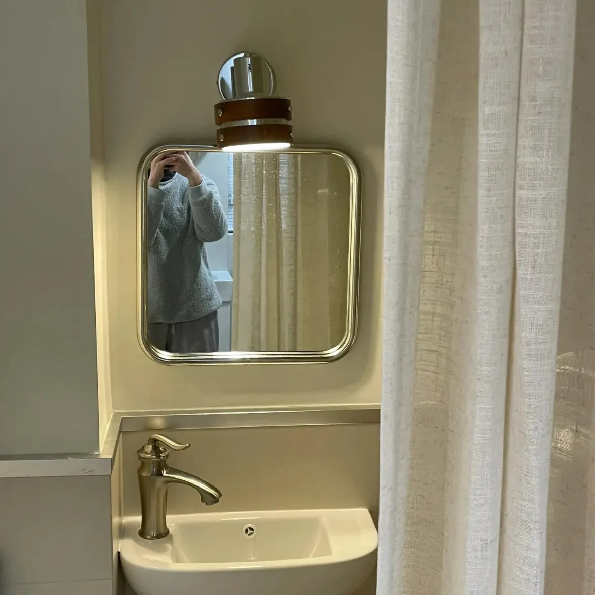 Stainless steel Bathroom Mirror Small Modern Metal Frame Portable Makeup Mirror Wall Hanging Spiegel Home Decoration