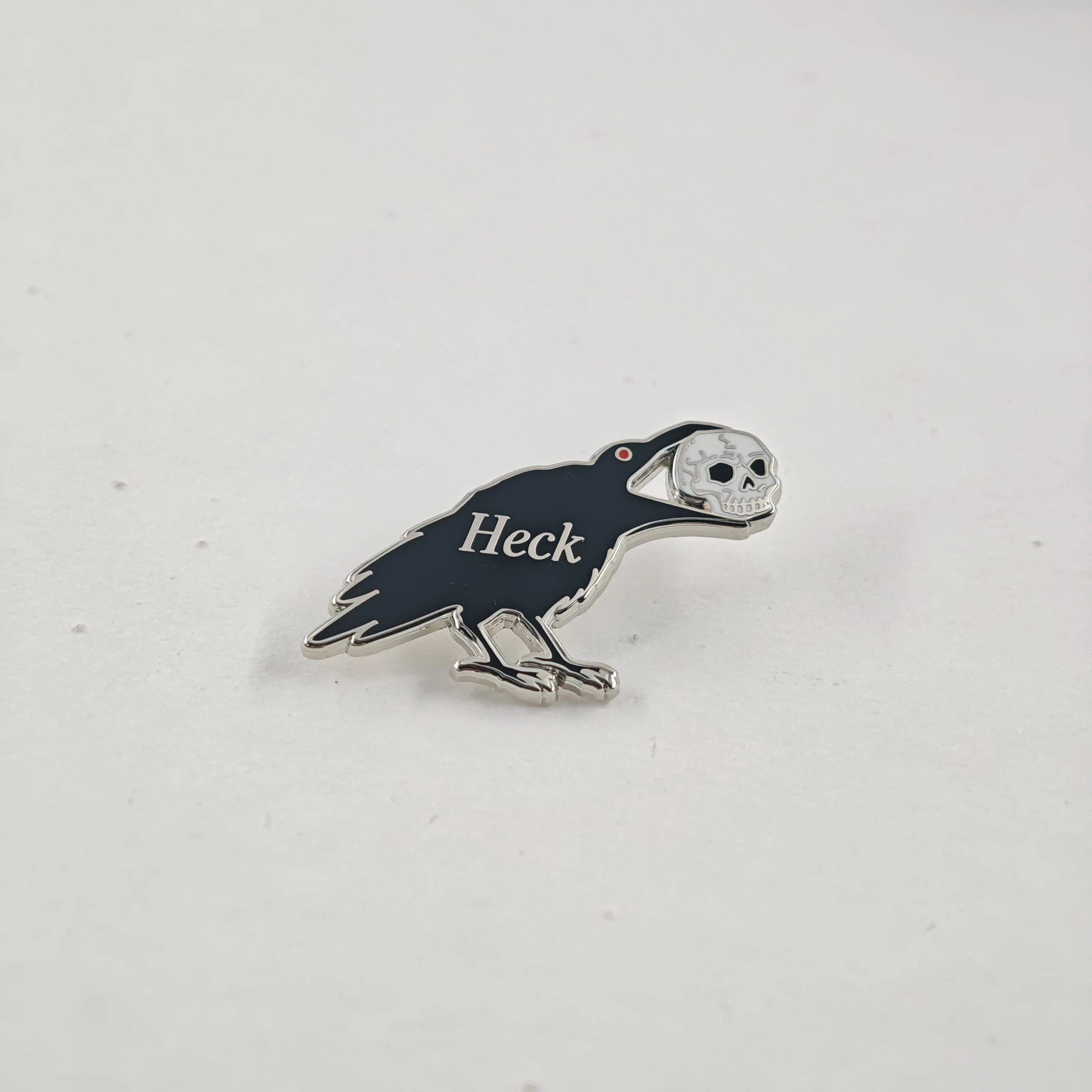 Lustige Goth-Hühner-Emaille-Pin, Höllischer Rabe mit Totenkopf, Gothic Schwarze Krähchen-Brosche, Anstecknadel für Rucksack, Dark-Humor-Schmuckgeschenk – Detail 12