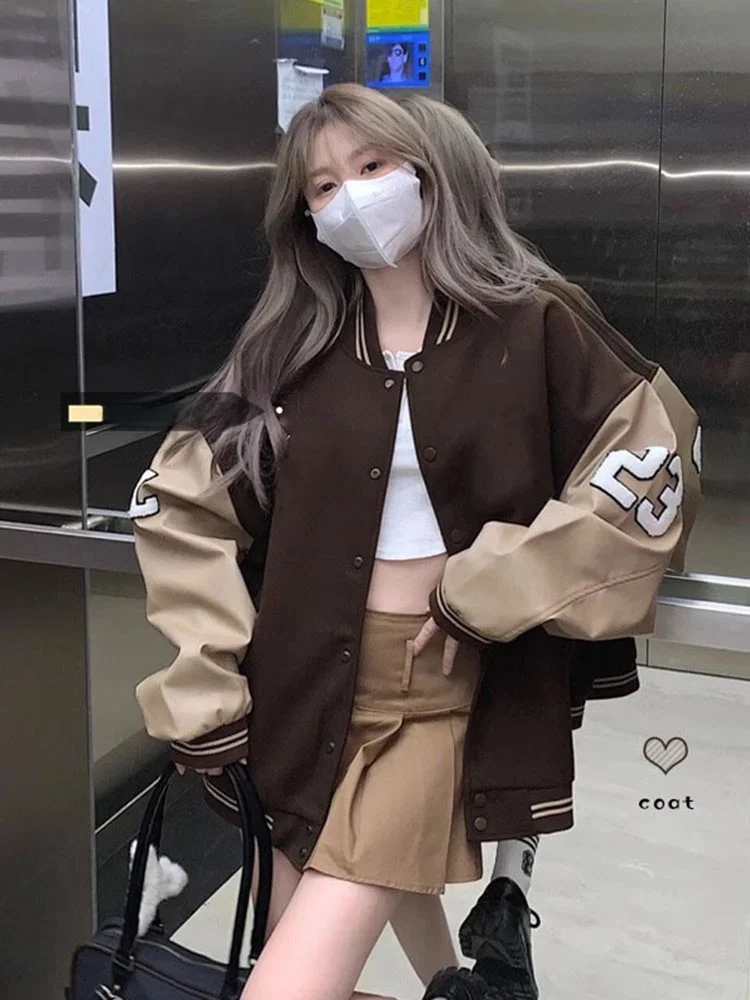 カフェブラウンレトロベースボールジャケット女性のPUレザースリーブルーズストリートスタイルカップルの刺繍アウター春秋