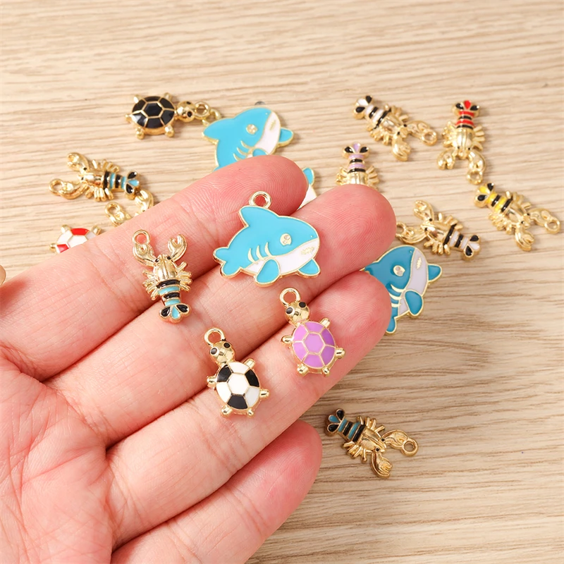 10 Stück niedliche, gemischte Emaille-Anhänger in Form von Schildkröten, Hummern und Haien zum Basteln von Ohrringen, Halsketten und Armbändern, für DIY-Bastelarbeiten und Schmuckzubehör. – Detail 2