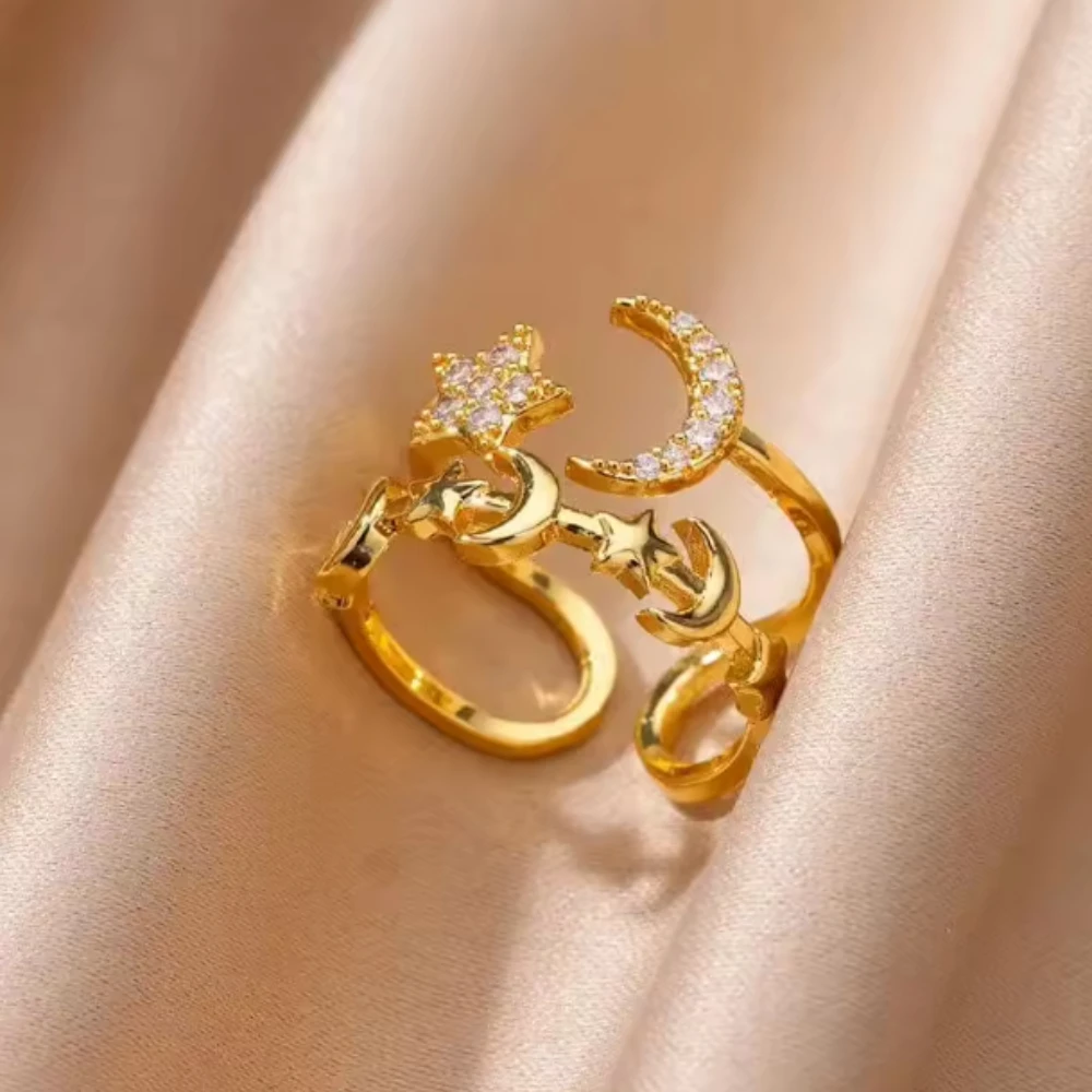 [لافتة للعين] خاتم ذهبي مرصع بالألماس مع عناصر النجمة والقمر، تصميم عصري ومتخصص، يفتح السحر