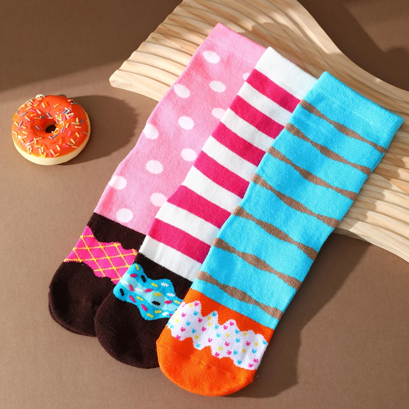 1 pair of fashionable, unique and interesting donut patterned men\'s and women\'s gift socks suitable for all seasons