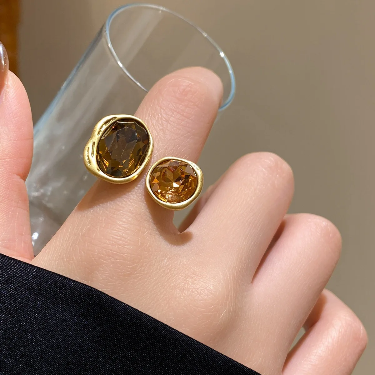 Französischer Retro-Acryl-Kristall-Damenring im Meirade-Stil, bunter offener Ring, modischer Schmuck in Goldfarbe, trendiges Accessoire. – Detail 4