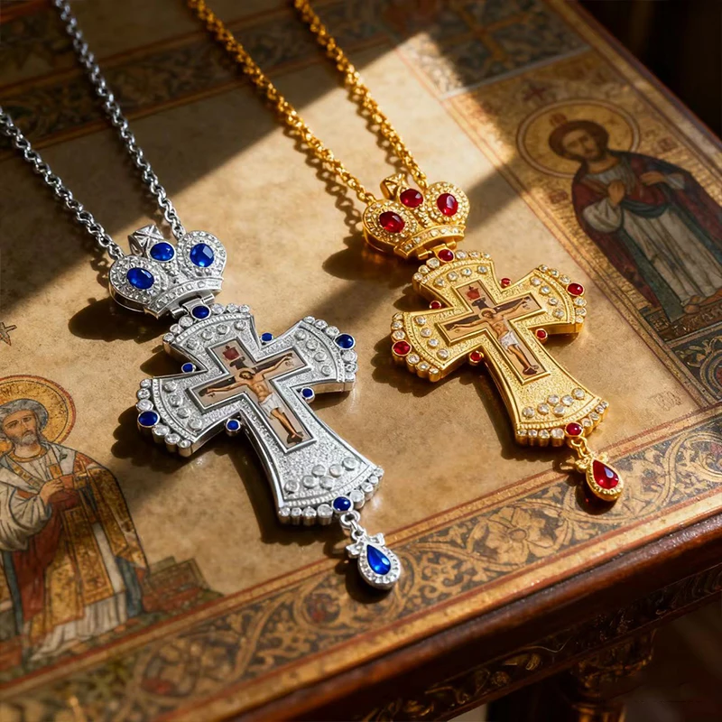 Neues vergoldetes orthodoxes Brustkreuz mit roten Kristallakzenten und Kruzifix-Ikone, hochwertiger liturgischer Schmuck für Priester. – Detail 9