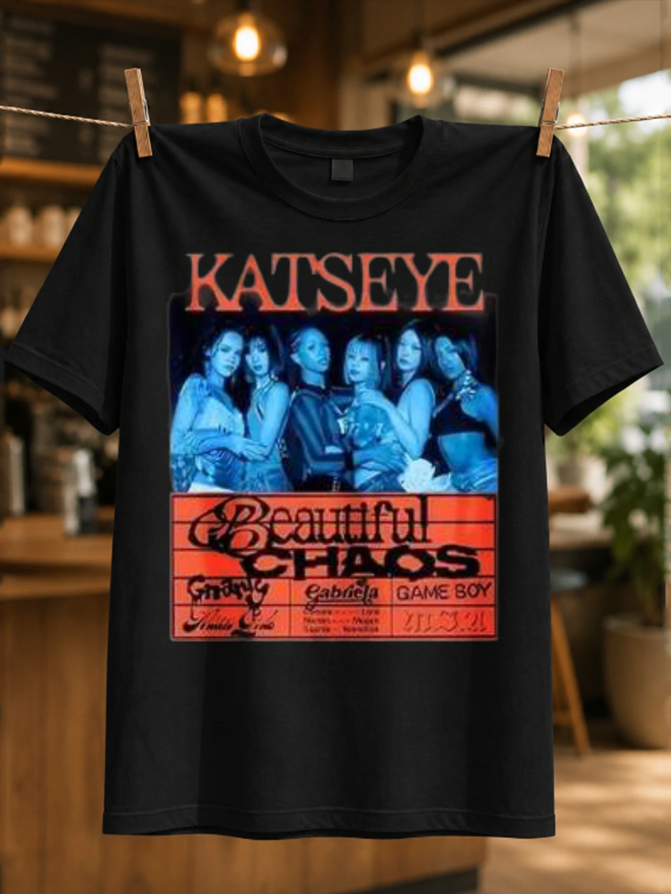 Katseye Beautiful Chaos, portrait de groupe bleu et rouge avec signatures et lettrage superposé audacieux, T-shirt unisexe vibrant
