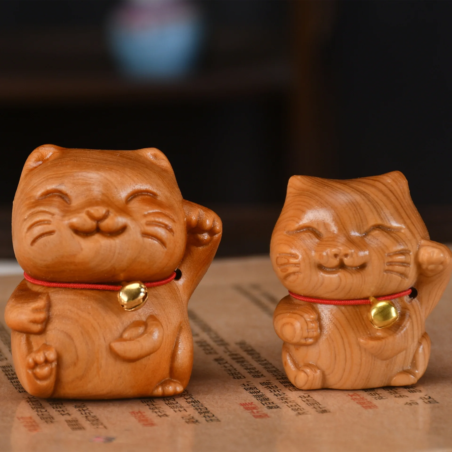 Cypress Wood Carved Fortune Cat Mini Figurine Creative Desktop Cat Decor Hand Piece Cute Kitten Craft Souvenir Gift