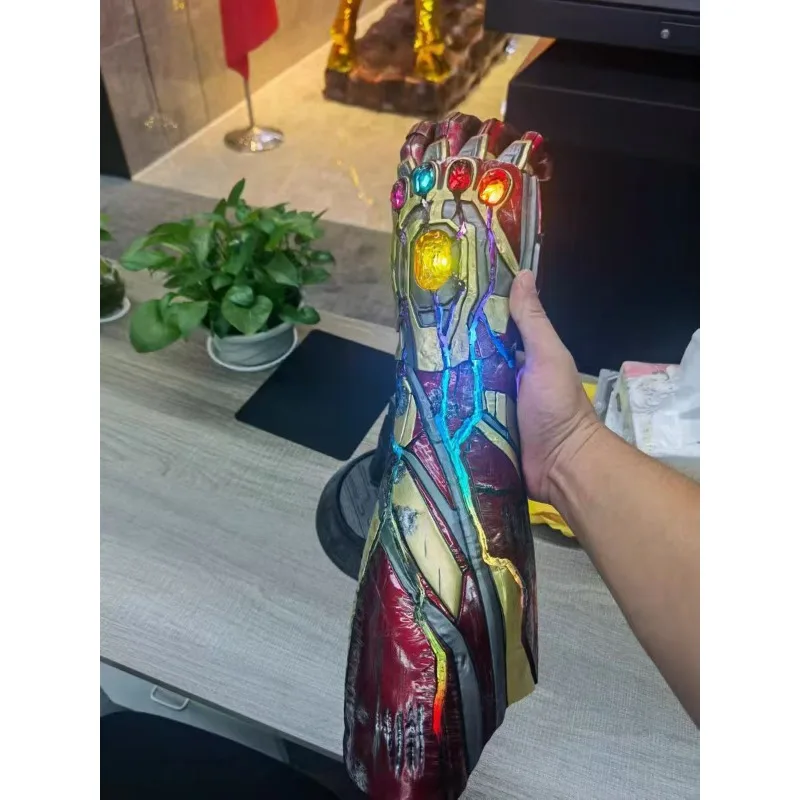 Figurka Marvel Comics Iron Man Rękawica Nieskończoności Świecąca Żywica Model Anime Ozdoby na Biurko Prezenty Świąteczne Zabawki dla Dzieci