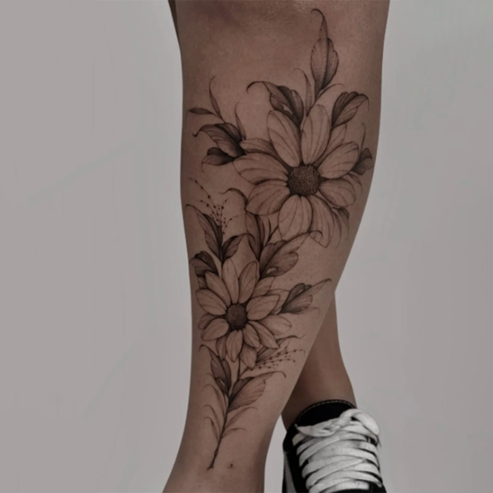 

Natural Sunflower Tattoo Sticker Black Gray Realistic Gradient Temporary Tattoo Waterproof Long-Lasting Gentle Style for Leg Wom