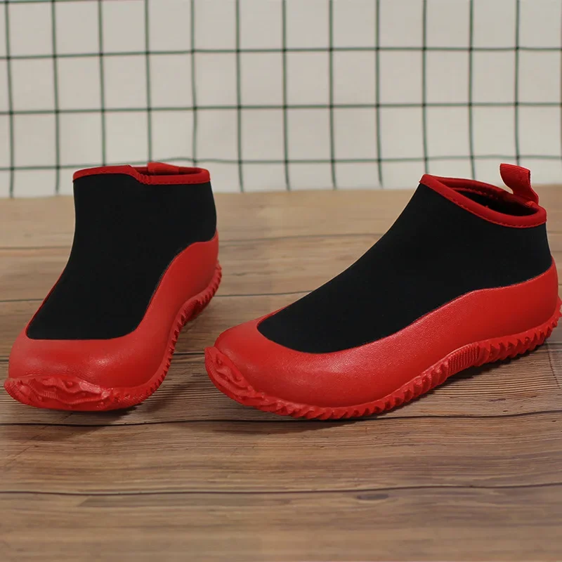 Short-Tube Red and Black Low-Cut Rubber Rain Boots for Men and Women, perfect for Car Washing and with Color-Block Design