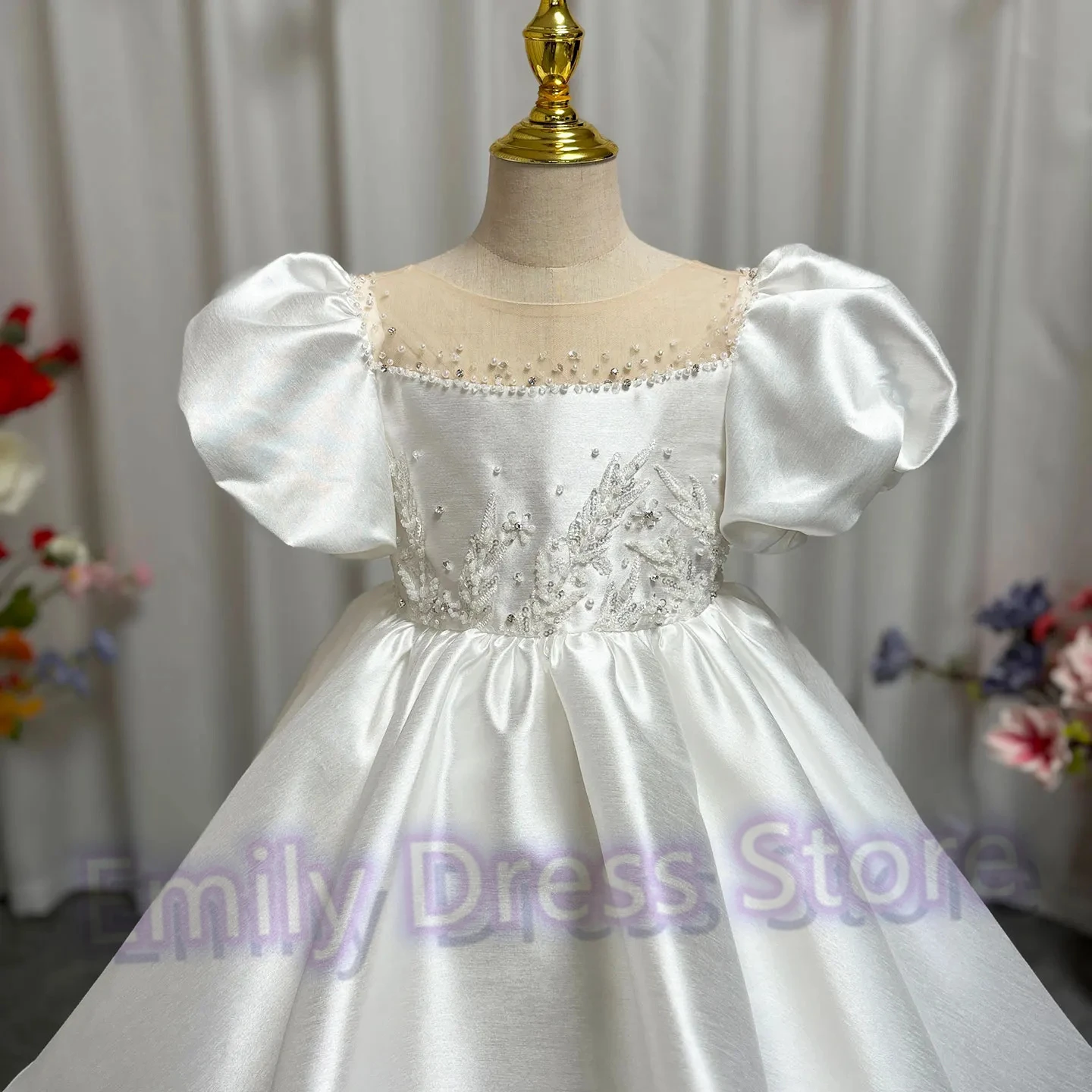 

Customized White Flower Girl Dress For Wedding Puffy Beaded Satin Knee Length Mini Kids Birthday Party First Communion Gown