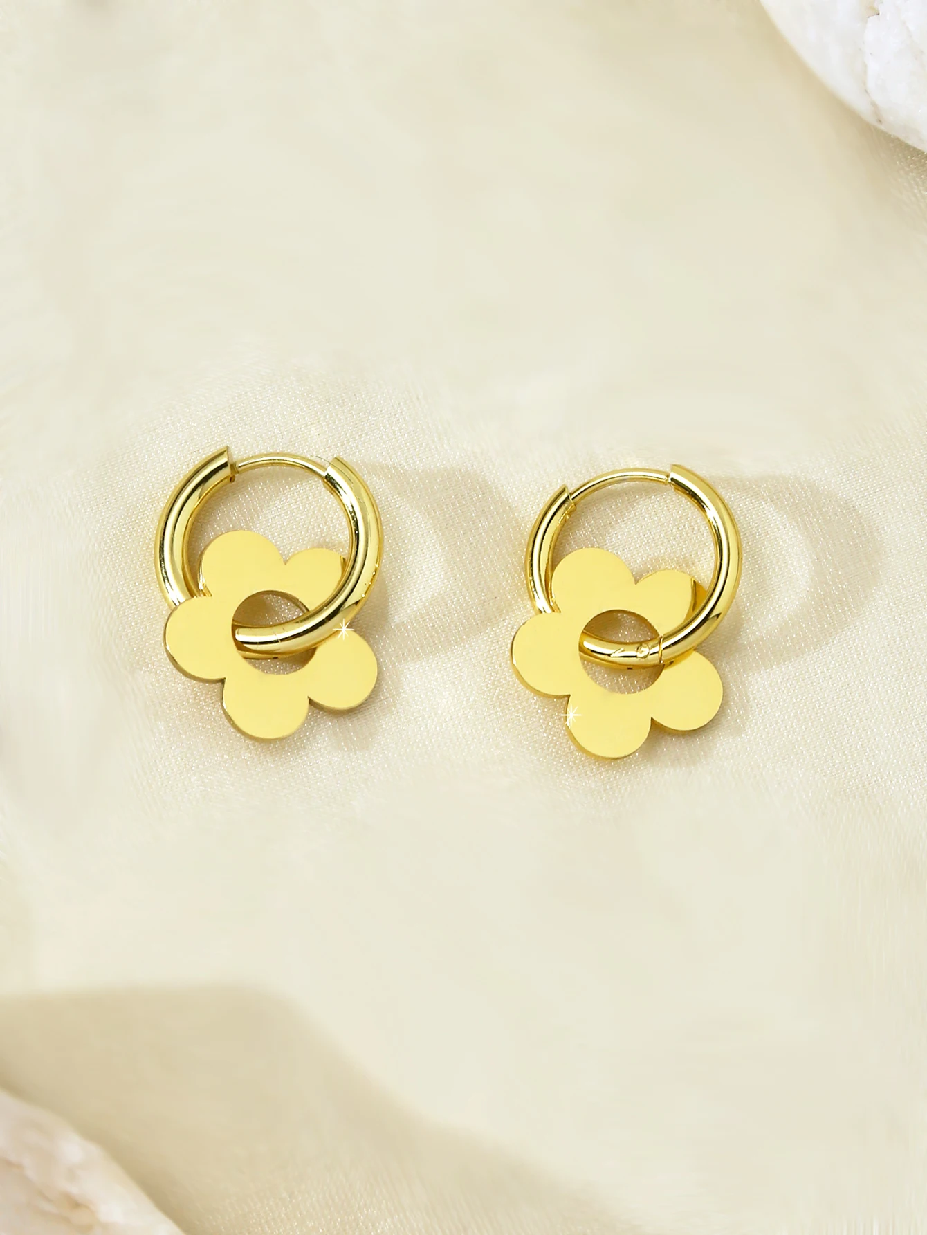 French Gentle Retro Floral Elegant Women Earrings, 18K Gold-Plated Stainless Steel With Round Five-Petal Flower Design