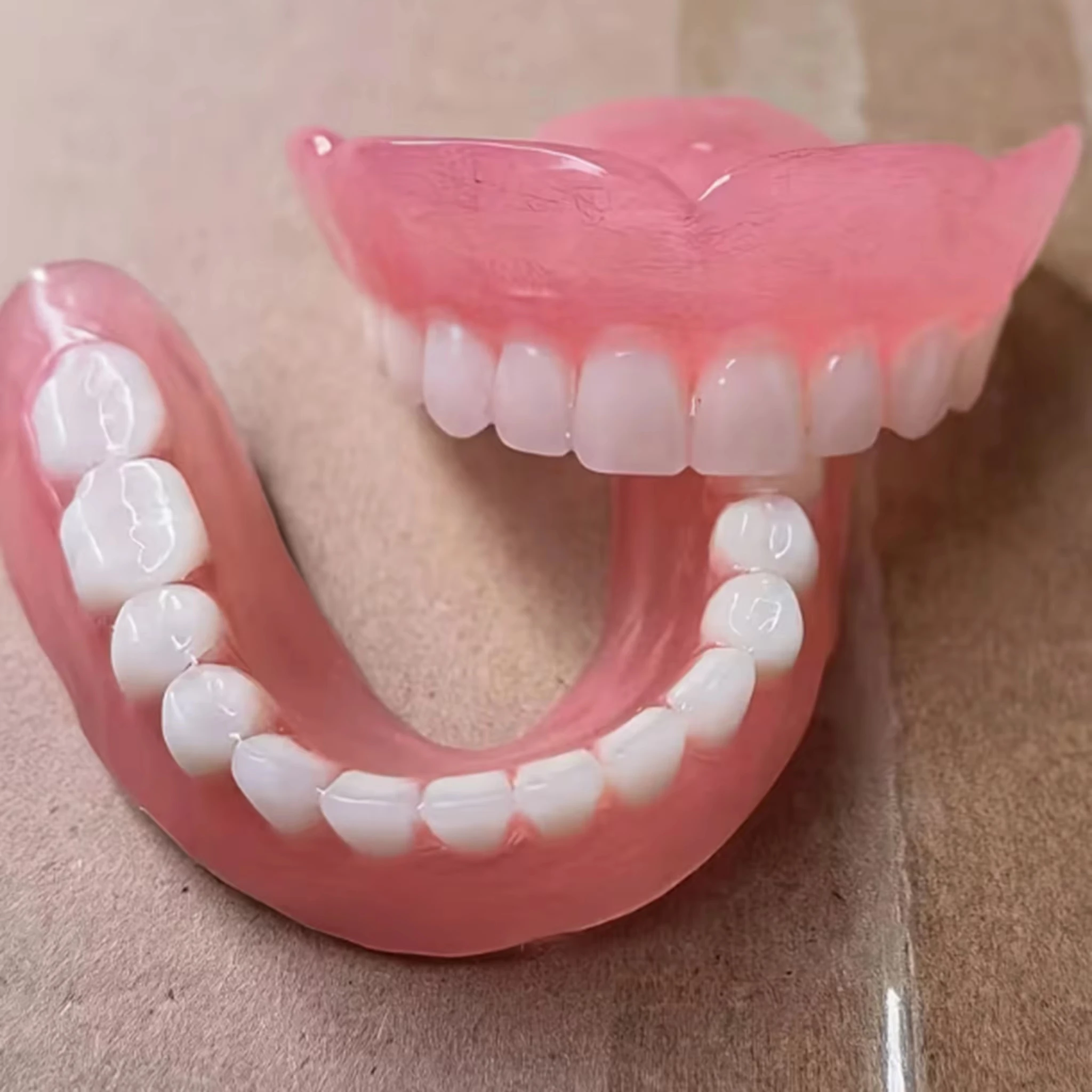 Nouvelles prothèses dentaires en silicone naturel souple faites à la main 2026 – Réalistes, amovibles et confortables pour usage quotidien des personnes d'âge moyen et âgées