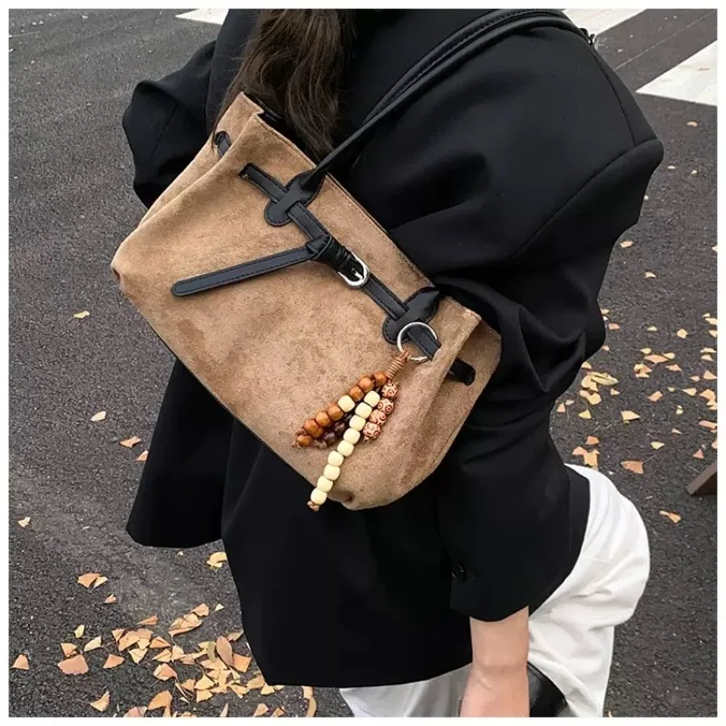 

Новая замшевая сумка большой вместимости для модных женщин, с ретро-дизайном, универсальная и роскошная большая сумка на одно плечо.