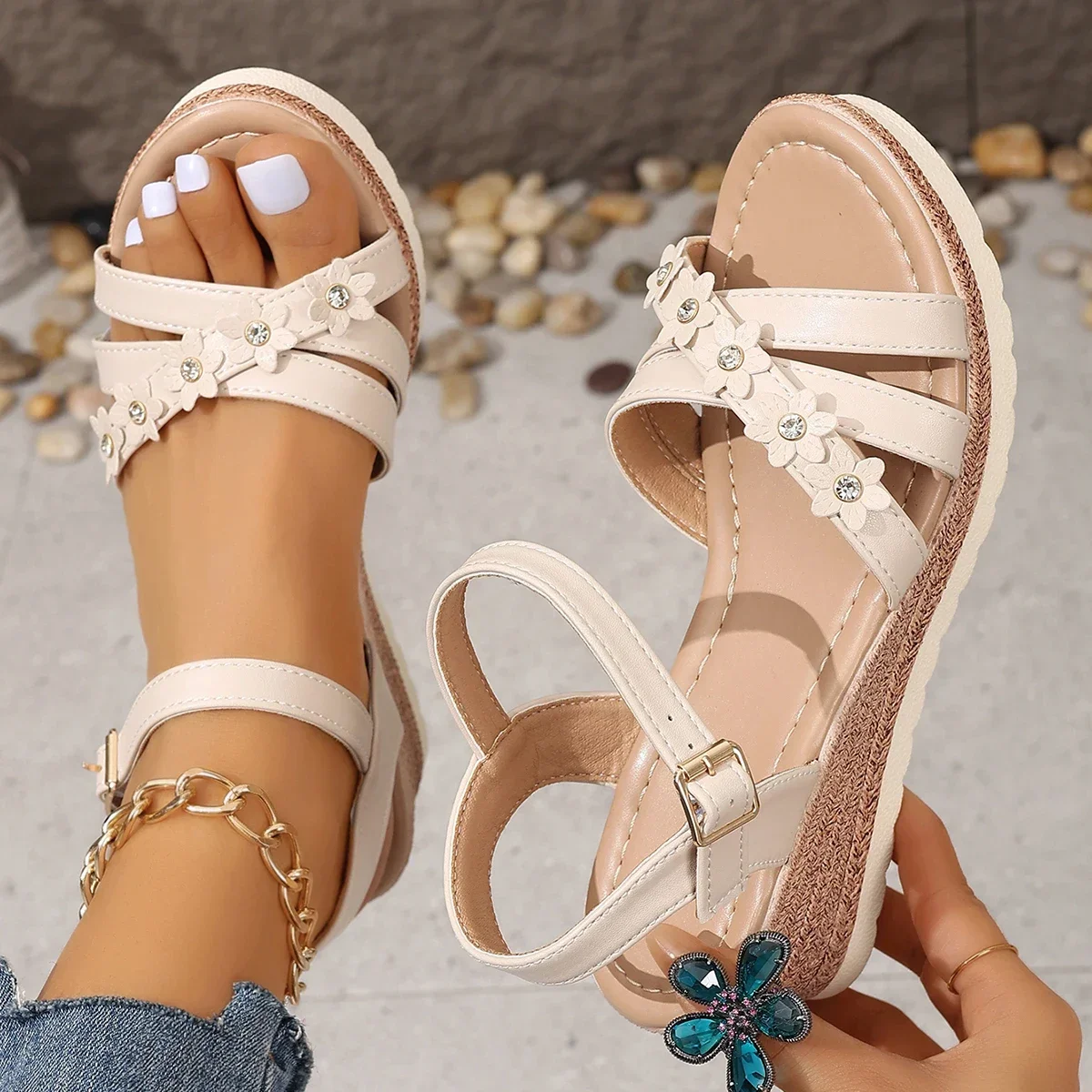 Damen-Keilsandalen mit Blumendekoration, Sommer 2022, leichte Plateau-Sandalen mit Knöchelriemen, bequeme, rutschfeste Strandschuhe für Damen