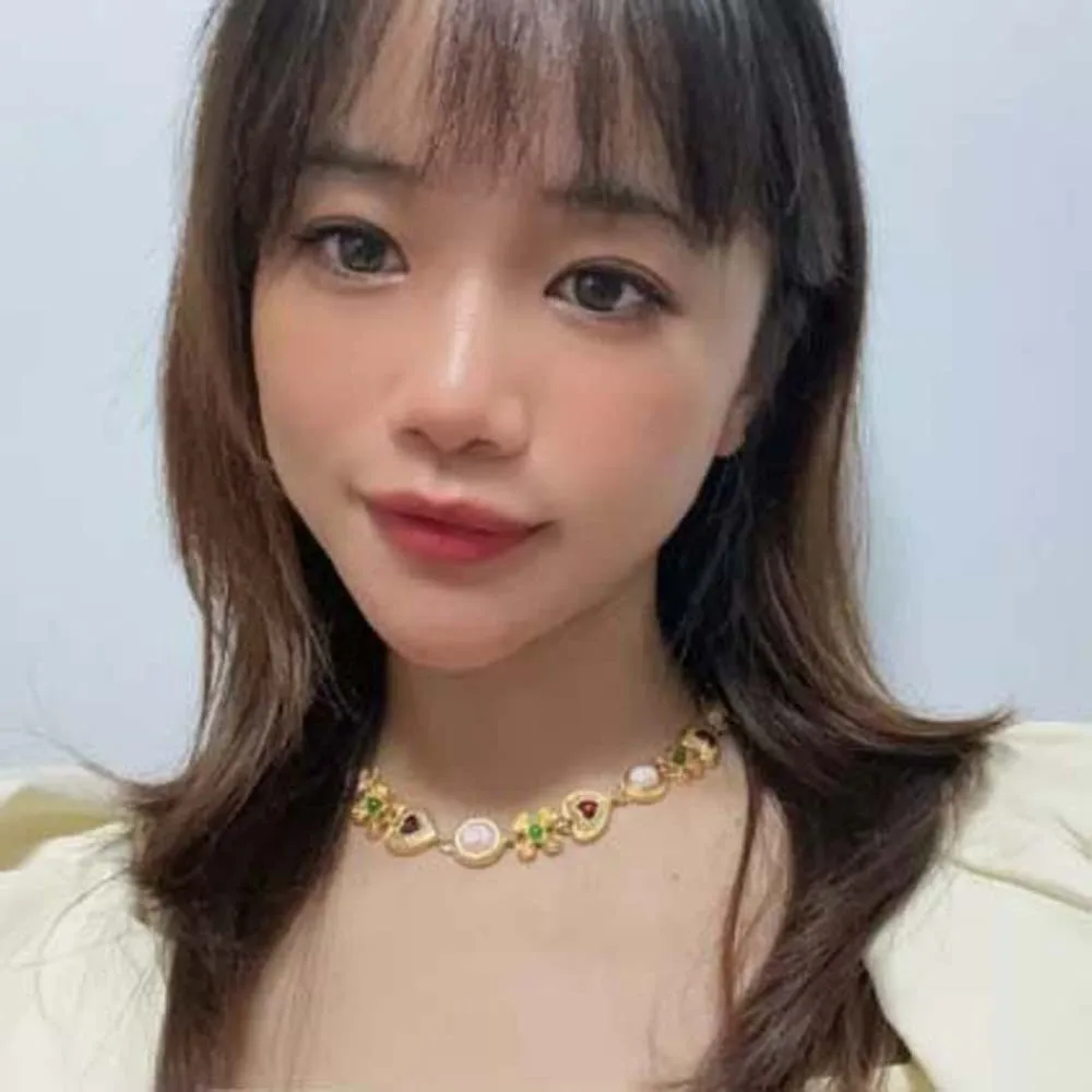 華麗でエレガントなヴィンテージネックレス、合金フラワーハートカメオブレスレット、輝く鎖骨チェーン、レトロなエンボスイヤリング、女性用