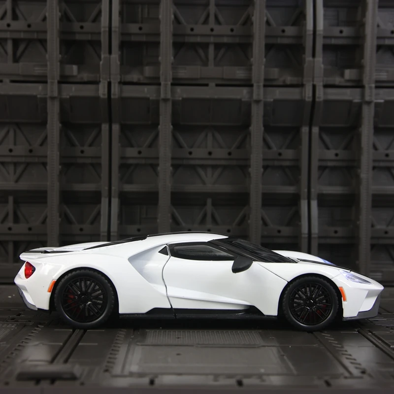 Model superauta Ford GT ze stopu metalu w skali 1:24, z otwieranymi drzwiami, maską silnika i bagażnikiem, z funkcjami dźwiękowymi i świetlnymi.
