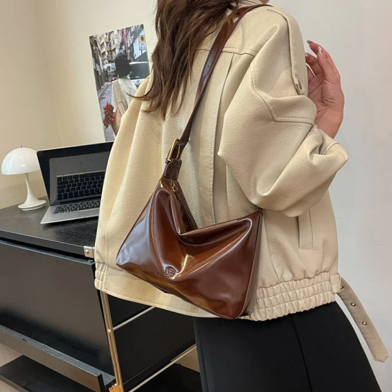 

Elegant Tassel Accent Clutch Bag For Women Designer Inspired Leather Detail With A Long Decorative Zip Tassel