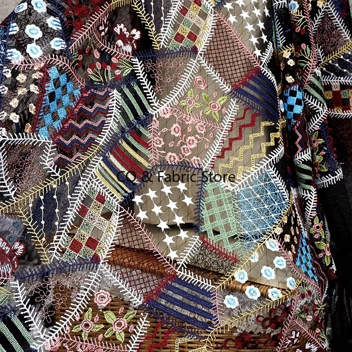 Schwarzer weicher Mesh-Stoff mit botanischer Stickerei, bestickter Spitze für Kleid, Kostüm, Designer-Stoff