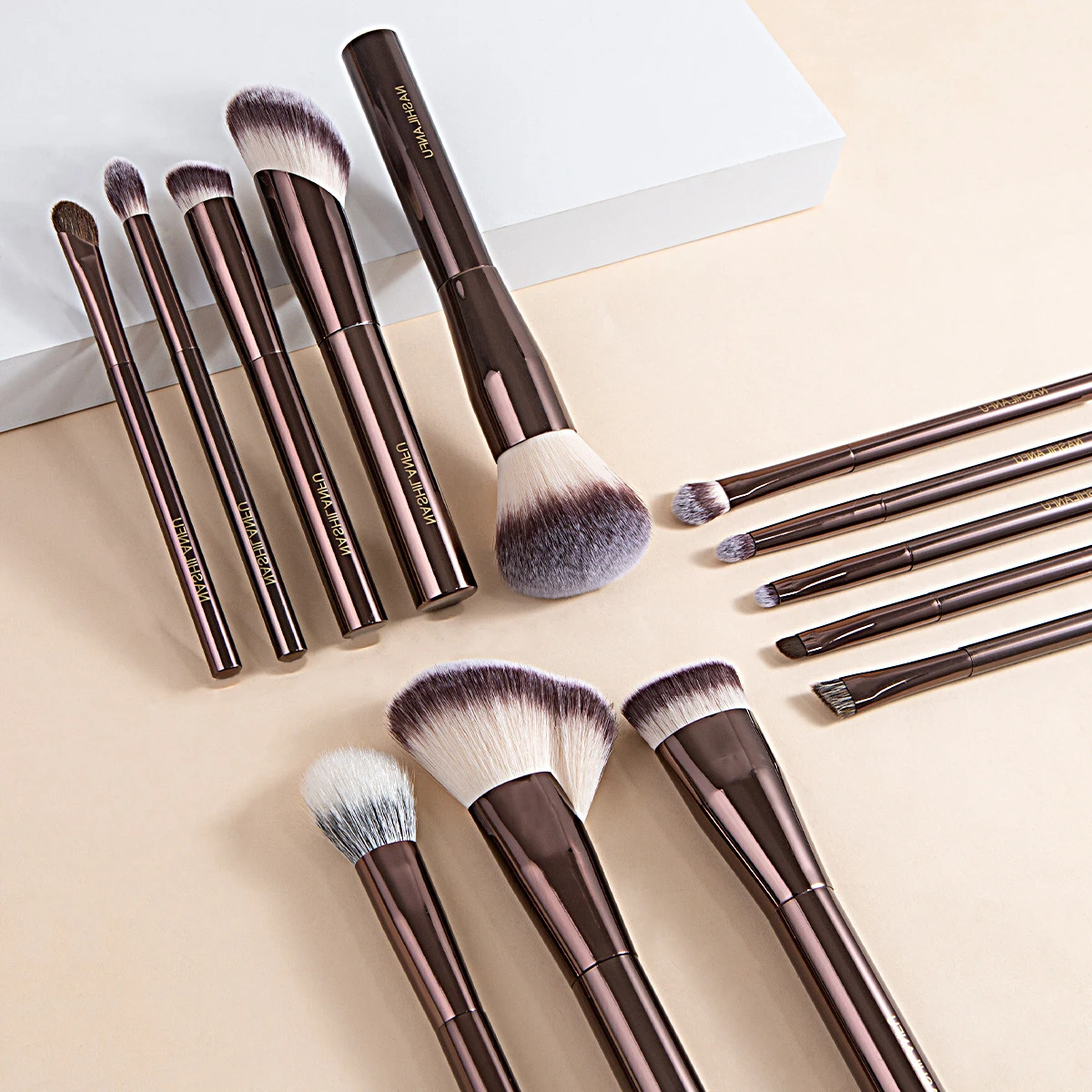 Série de pinceaux de maquillage : Pinceau poudre, fond de teint, correcteur, blush, contour, fard à paupières, sourcils, eye-liner, stippling, illuminateur, sculpting
