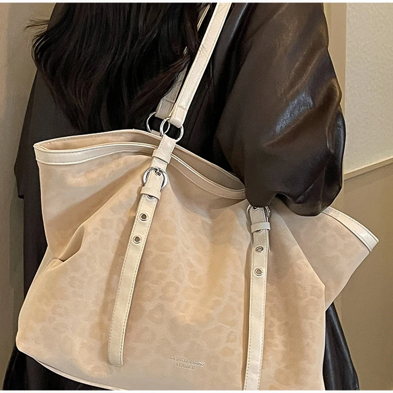 Vintage-Umhängetasche mit Leopardenmuster, Winter-Handtasche aus Kunstwildleder mit großem Fassungsvermögen, verstellbarer Riemen, Metallring-Dekoration, weiche Hobo-Tasche. – Detail 18