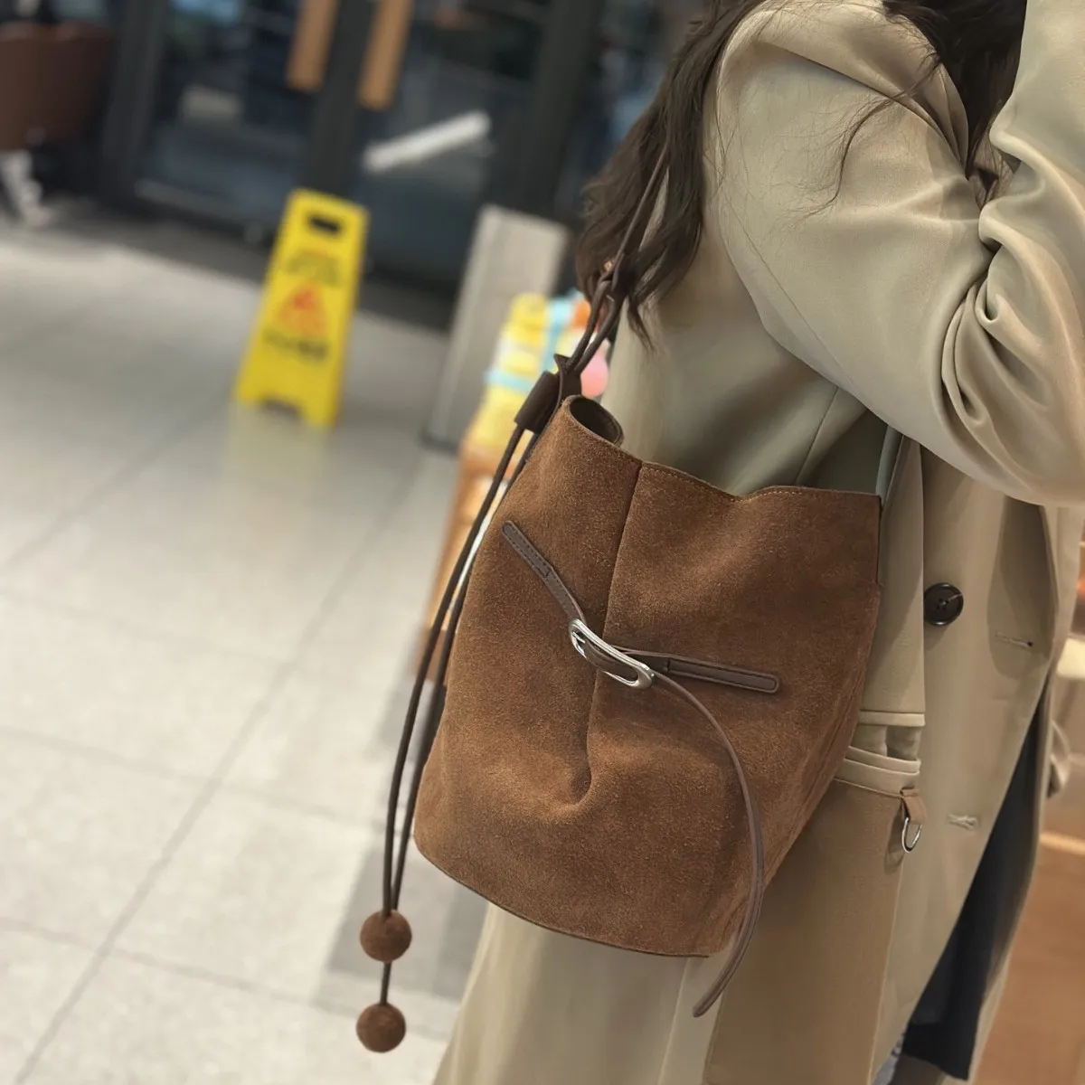 

Дизайнерская новинка 2025 года, матовая воловья кожа, ведро из натуральной кожи в стиле ретро, универсальная сумка для подмышек, большая вместительная сумка