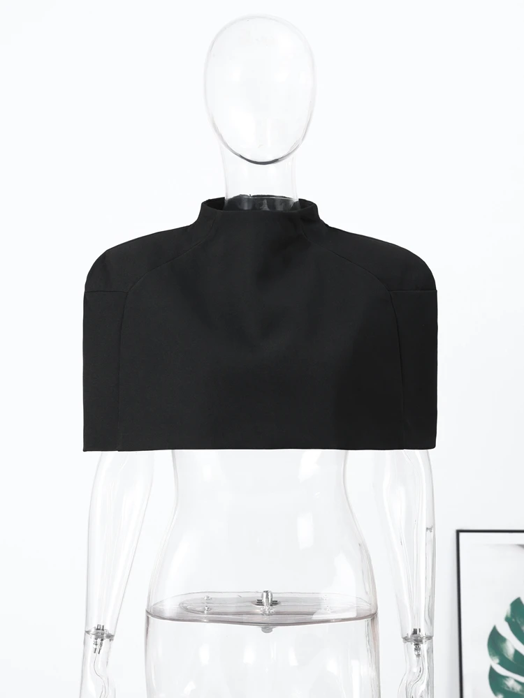 Camiseta Feminina Elegante Preta com Gola Alta, Manga Curta, Ombreiras e Detalhe de Xale, Primavera Verão 2026, para Festa