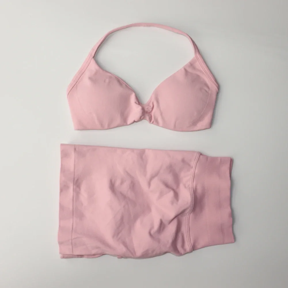 ชุดออกกำลังกายผู้หญิง ชุดโยคะบราสายรัด กางเกงขาสั้นเอวสูงรัดรูป ชุดกีฬา ชุดฟิตเนส ชุดโยคะไร้รอยต่อ 2 ชิ้น