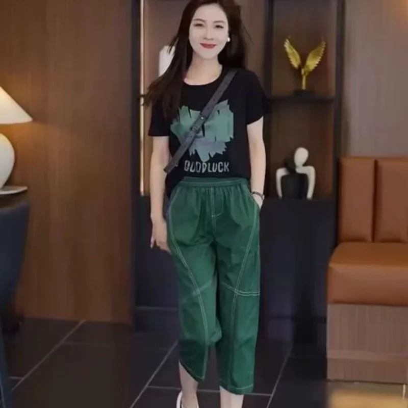 

Повседневный костюм 2025 года, летняя новая женская свободная модная футболка с круглым вырезом и мясным покрытием, брюки-капри Harun, 2 комплекта из двух предметов для женщин