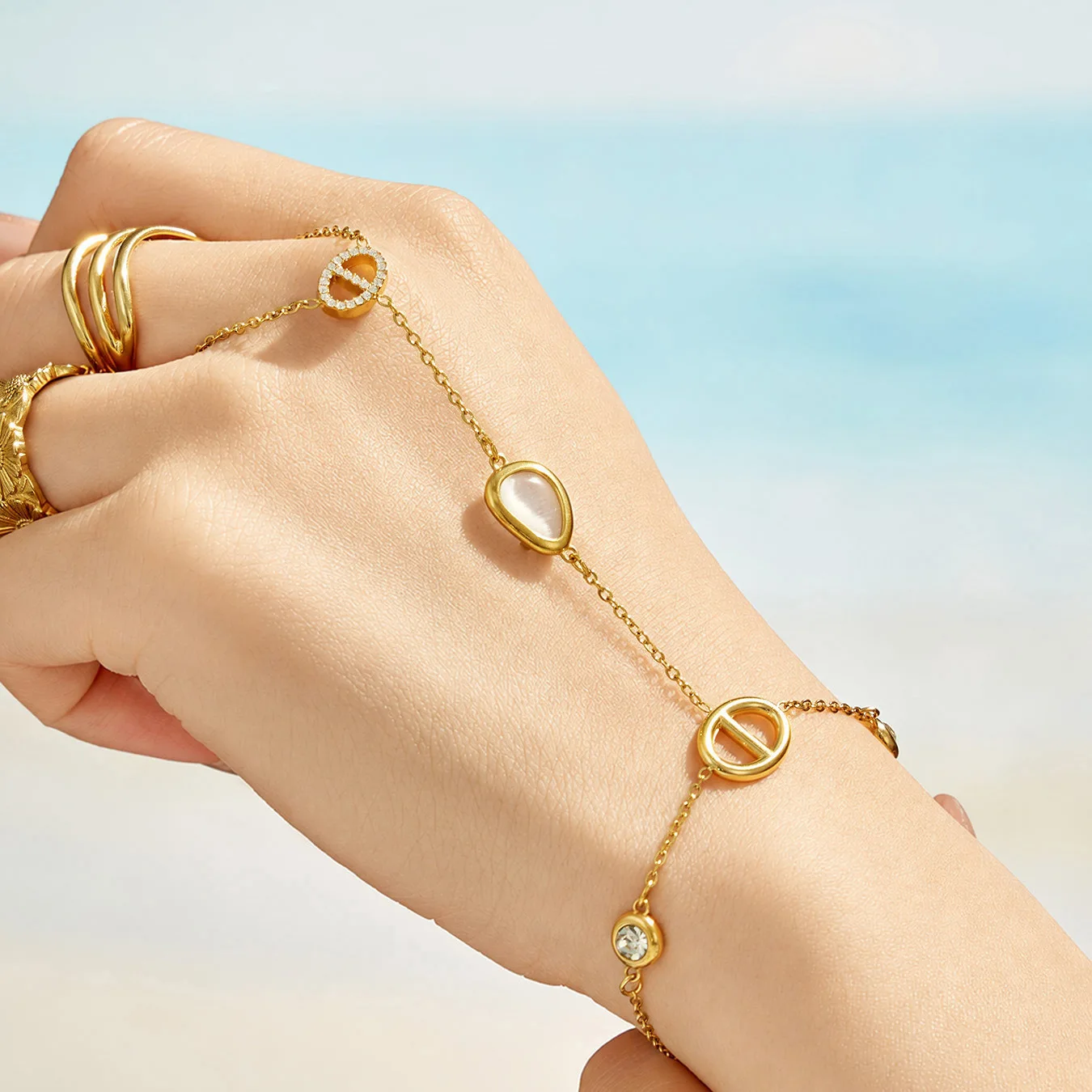 Zierliches Handkettenarmband für Damen, Edelstahl-Handkettenarmbänder, 18k vergoldetes Armband, rundes Zirkon-Charm-Armband – Detail 5